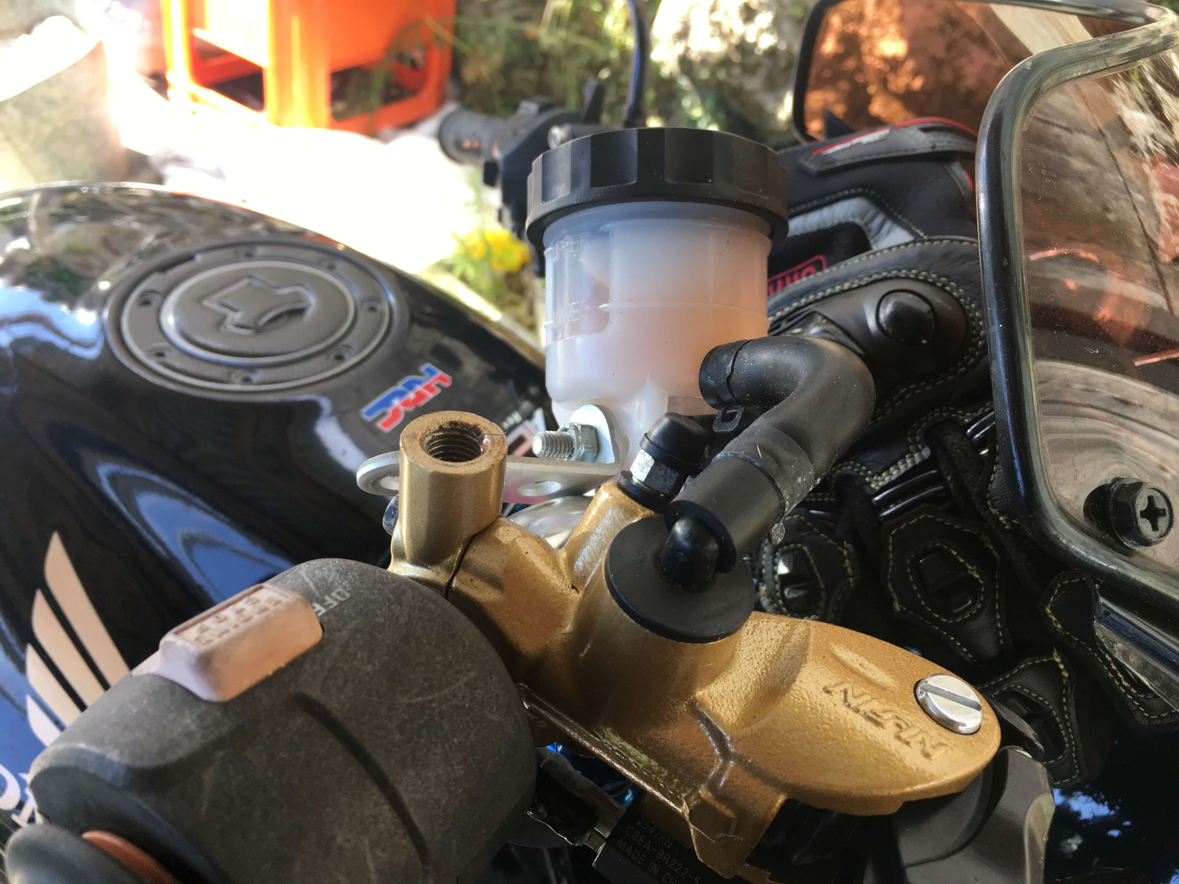 ひまじんのバイクブログ | 【バイク】ブレーキ整備 自分でやるのは危険?知らないと事故る限界ライン【失敗例あり】 ひまじんのバイクブログ | 【バイク】ブレーキ整備 自分でやるのは危険?知らないと事故る限界ライン【失敗例あり】