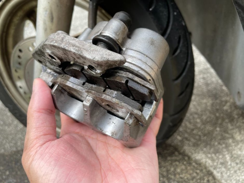 ひまじんのバイクブログ | 【バイク】ブレーキ整備 自分でやるのは危険？知らないと事故る限界ライン【失敗例あり】