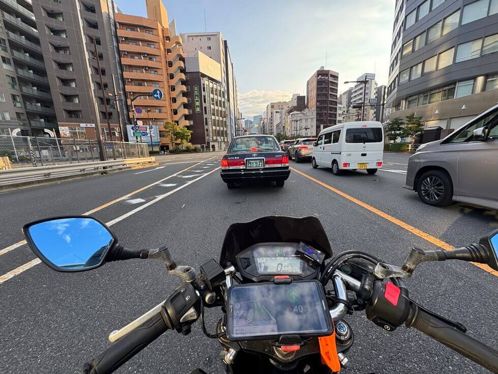 ひまじんのバイクブログ | 2026年から違反になる？バイクの自転車追い越し「1.5mルール」と罰則・対処法を解説！