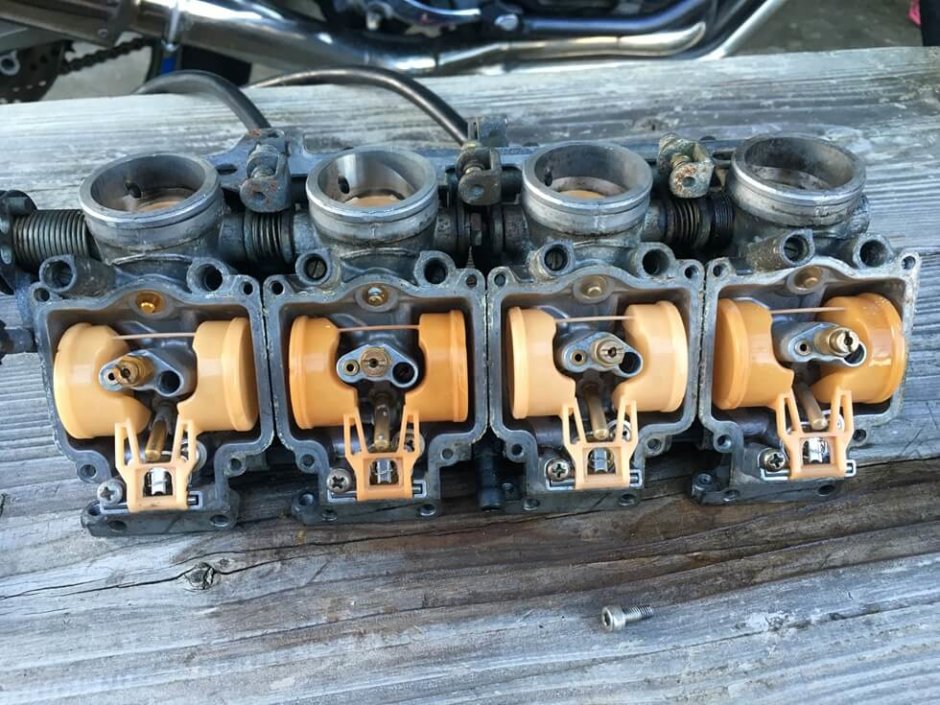 ひまじんのバイクブログ | キャブ車とFI車の違いを徹底比較｜初心者はどっち？後悔しない選び方